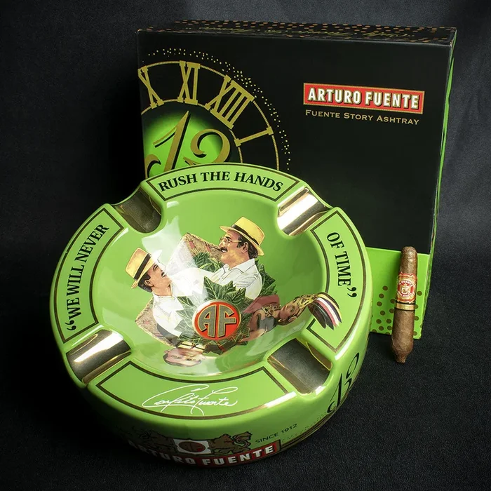 Arturo Fuente Hands of Time Ashtray – Geen + Short Story Cigar